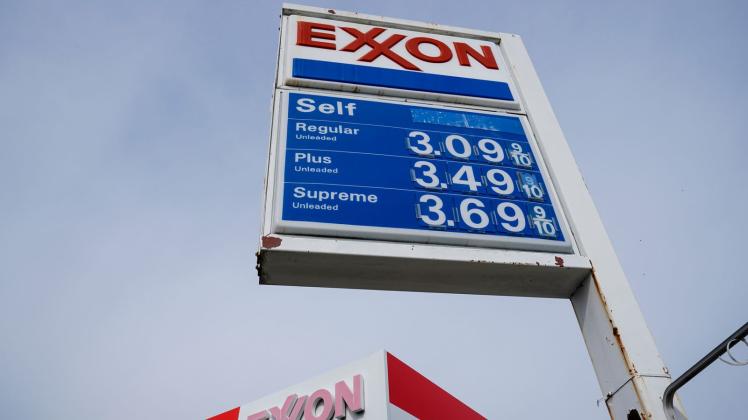ARCHIV - Eine Exxon-Tankstelle in Philadelphia (2021): Der Konzern hat einen Rekordgewinn eingefahren. Foto: Matt Rourke/AP/dpa