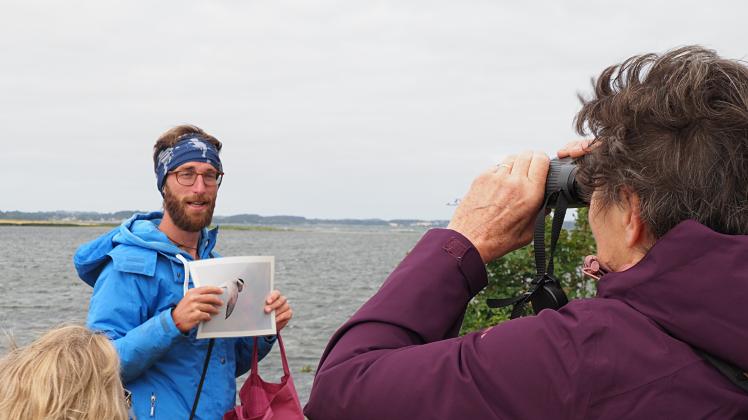 Hören und Sehen gleichzeitig: Vortragender Geologe Lucas Gilsbach führt in die Welt der Vögel ein im Lebensraum Geltinger Birk.