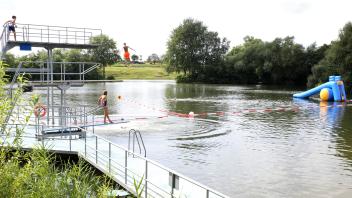Kinder springen am 29. Juli 2022 von den Sprungbrettern im Ladelunder Naturbad.
