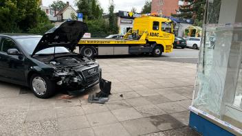 Mit dem Auto in die Apotheke: In Elmshorn ist es am Freitag (29. Juli) zu einem Unfall in der Eichstraße gekommen.