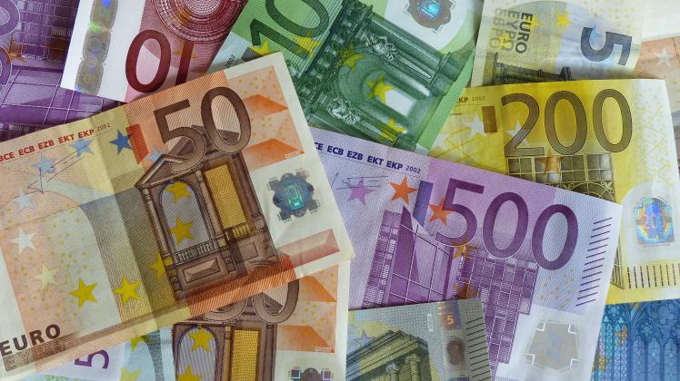 Verschiedene Euro Banknoten PUBLICATIONxINxGERxSUIxAUTxHUNxONLY 1088802902