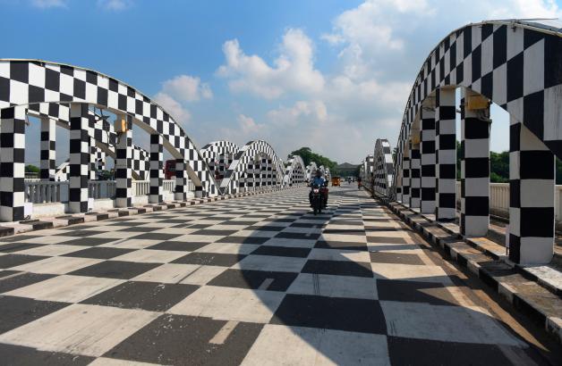 Die Napier-Brücke in Chennai wurde in ein großes Schachfeld verwandelt.