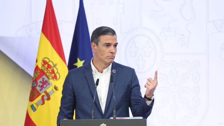 Pedro Sánchez, Ministerpräsident von Spanien, stellt den Rechenschaftsbericht 2022 der spanischen Regierung im Regierungspalast vor. Er trägt - anders als sonst - bewusst keine Krawatte. Foto: Eduardo Parra/EUROPA PRESS/dpa