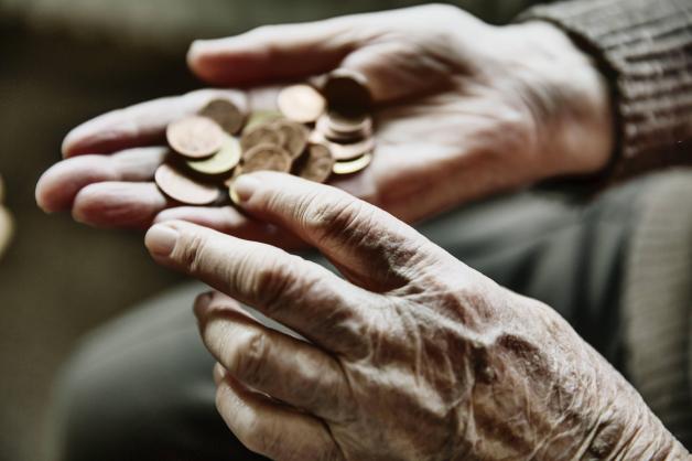 Sparen gehört für viele ältere Menschen zum Leben dazu. Wer wenig Rente bekommt oder allein lebt, schaut noch mehr aufs Geld.