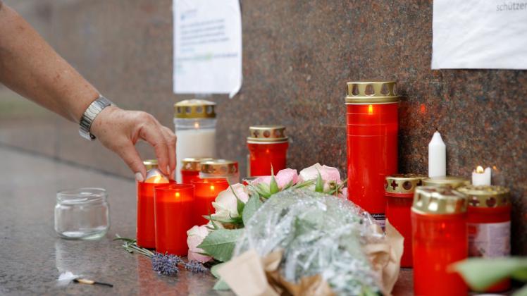 Trauernde haben Blumen und Kerzen vor dem Gesundheitsministerium in Wien niedergelegt. Foto: Tobias Steinmaurer/APA/dpa