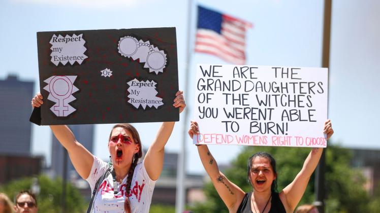 Menschen demonstrieren für das Recht auf Abtreibung. Foto: Geoff Stellfox/The Gazette/AP/dpa