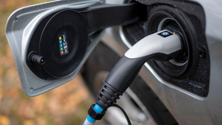 ARCHIV - Ein Elektroauto wird an einer Ladesäule aufgeladen. Foto: Monika Skolimowska/dpa-Zentralbild/dpa/Symbolbild