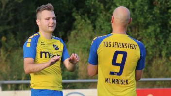 Sie spielten nur eine Halbzeit, schossen aber zusammen sechs Tore: die Jevenstedter Lucas Seefeldt (links) und Mirko Mrosek.