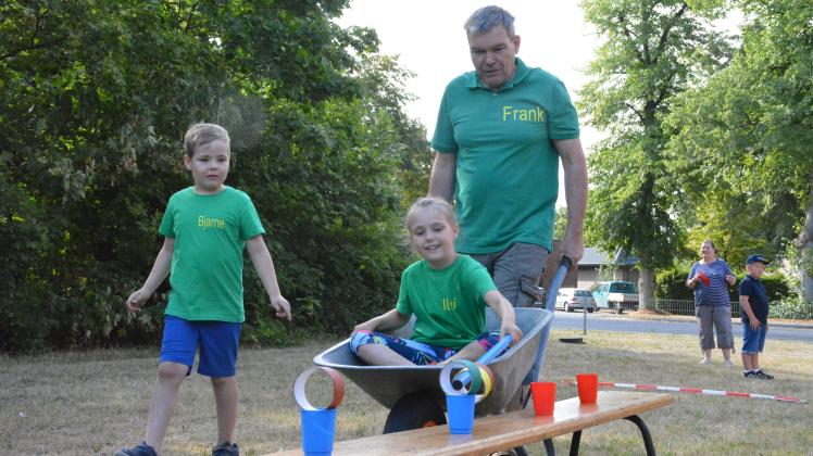 Die Familie Millich - hier Vater Frank mit Bjarne und Ilvi - war beim Sportfest der Generationen in Brenz aktiv.