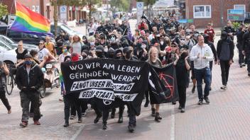 30.07.2022, Westerland Sylt. Pegida und Antifa demonstrierten am Bahnhof auf Sylt. Polizei Demonstranten Demonstration —-