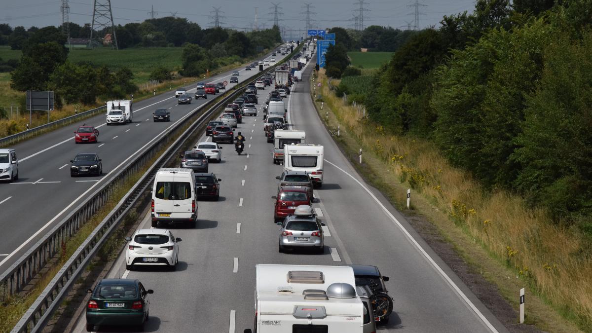 Stau auf A7 vor Rader Hochbrücke in Richtung Dänemark SHZ