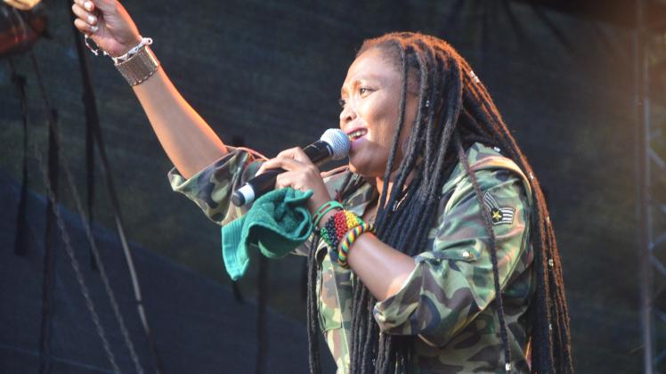 Die Südafrikanerin Nkulee Dube begeisterte am zweiten Tag der Reggae Jam in Bersenbrück.