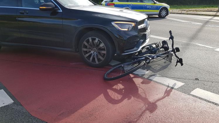 Bei dem Zusammenstoß wurde das Pedelec der Radfahrerin unter dem Pkw und dem rechten Vorderrad eingeklemmt.