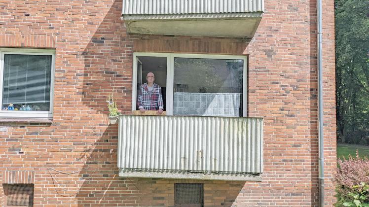 Mieter Olaf Müller muss vor der Pressspanplatte stehen bleiben. Wegen Einsturzgefahr ist der Balkon seiner Wohnung im Rendsburger Stadtteil Mastbrook gesperrt. In Zusammenhang mit der Sperrung gibt es für ihn noch Ungereimtheiten. 