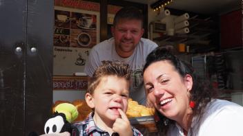 Familie Lange genießt das gemeinsame Erlebnis auf dem Brarup-Markt - und Puppe Goofy muss natürlich dabei sein.