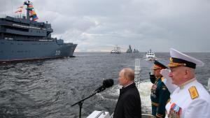 Der russische Präsident Wladimir Putin  besichtigt Kriegsschiffe vor der großen Marine-Parade zum Tag der russischen Marine im Finnischen Meerbusen in St. Petersburg. Foto: Mikhail Klimentyev/Pool Sputnik Kremlin/AP/dpa