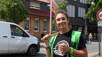 Freundliche Helfer wie Debora halten nicht nur Reggae Jam am Laufen. Sie sorgen auch dafür, dass in Bersenbrück der Verkehr nicht zusammenbricht.
