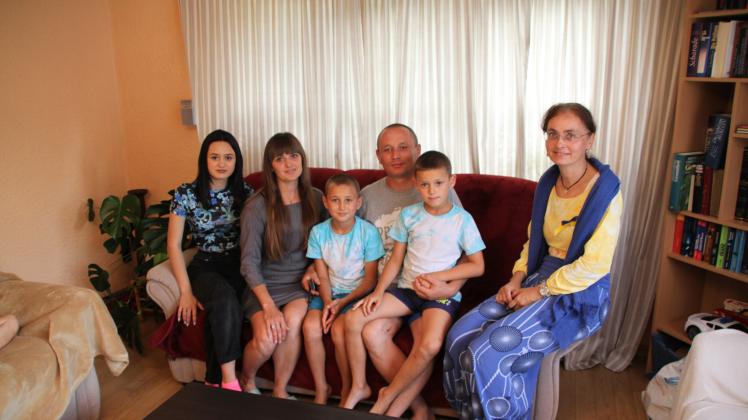 Gemeindepädagogin Agnes Kreutzberg (r.) kümmert sich um die Sorgen und Nöte der ukrainischen Familie. 