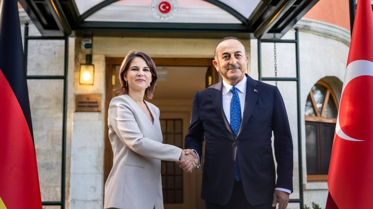 Bundesaussenministerin Annalena Baerbock im Gespraech mit dem Aussenminister der Tuerkei, Mevluet Cavusoglu in Istanbul
