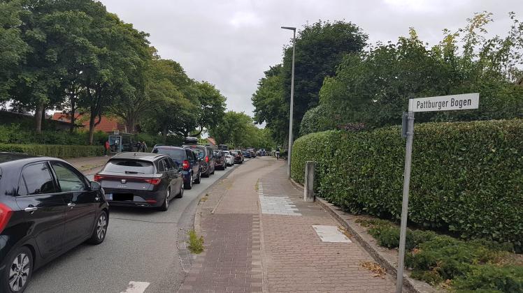 Dieser Tage ein gewohnter Anblick: Der Pattburger Bogen ist voller Fahrzeuge mit Ziel Grenze; parkende Autos am Straßenrand lassen den Verkehr zusätzlich stocken.