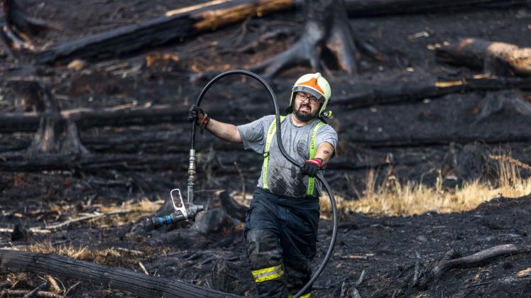 Ein Feuerwehrmann im Einsatz bei einem Waldbrand im Nationalpark Böhmische Schweiz. Foto: Hájek Vojtìch/CTK/dpa