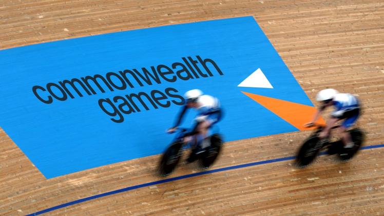 Zwei Radsportler bei den Commonwealth Games in London auf der Bahn. Foto: John Walton/PA Wire/dpa/Symbolbild