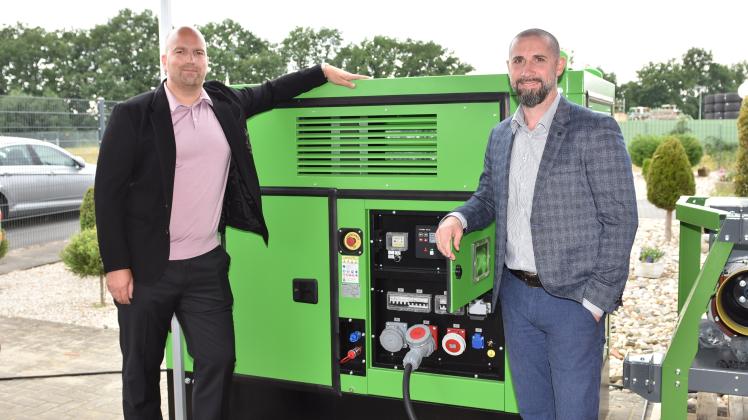 Stromaggregate in allen Preislagen bietet das Unternehmen Ademax an, das jetzt seinen Sitz in Spelle. Im Bild Firmenchef Andreas Joachim (links) und der Technische Direktor Sergei Wagner.
