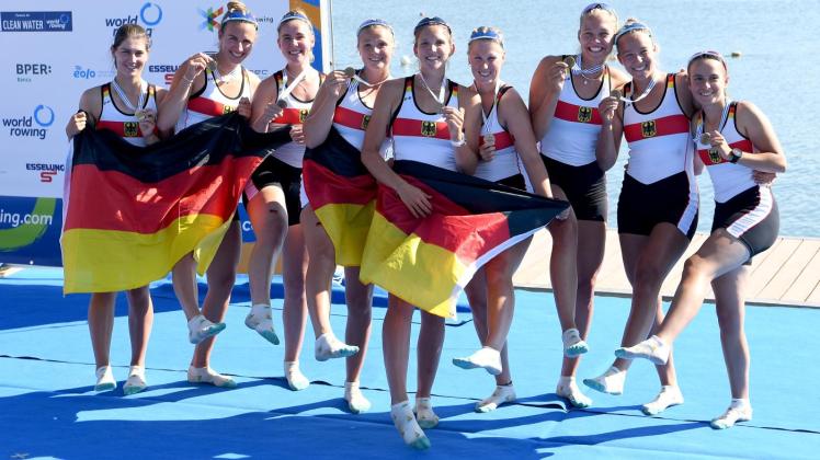 U23-Weltmeisterschaften 2022 in Varese: Bronze-Tanz des U23-Frauen-Achters mit links Tori Schwerin und der Vierten von rechts Maike Böttcher 