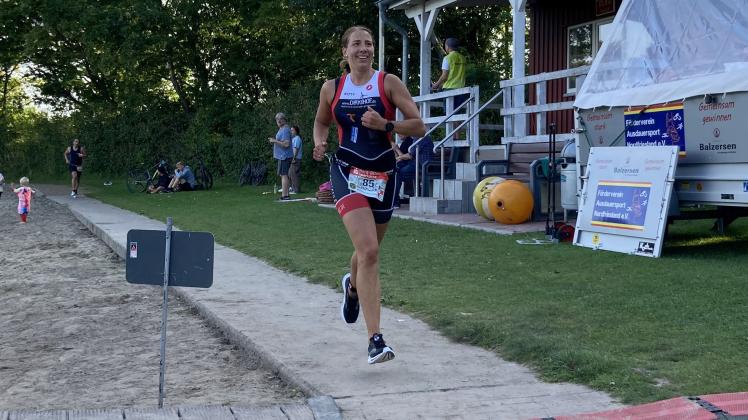 Kerrin Janneck gewinnt beim After-Work-Triathlon in Niebüll