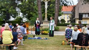 Die Pfarrer Johannes Beisel und Jan-Wilhelm Witte richteten den Gottesdienst am Altar auf dem Kirchhof von St. Vincentius aus. Das Festivalgelände beginnt direkt nebenan.