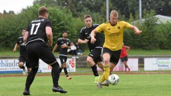 Friedrichsholms Marten Ferber (gelbes Trikot) auf dem Weg zum 3:0 gegen Borussia 93 Rendsburg
