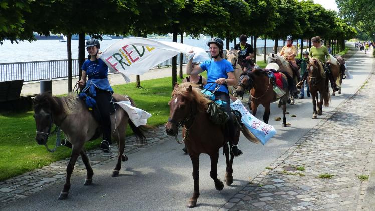 Die Teilnehmer des Friedensritt verbinden politisches Engagement mit Ferien auf dem Pferd oder dem Drahtesel. 