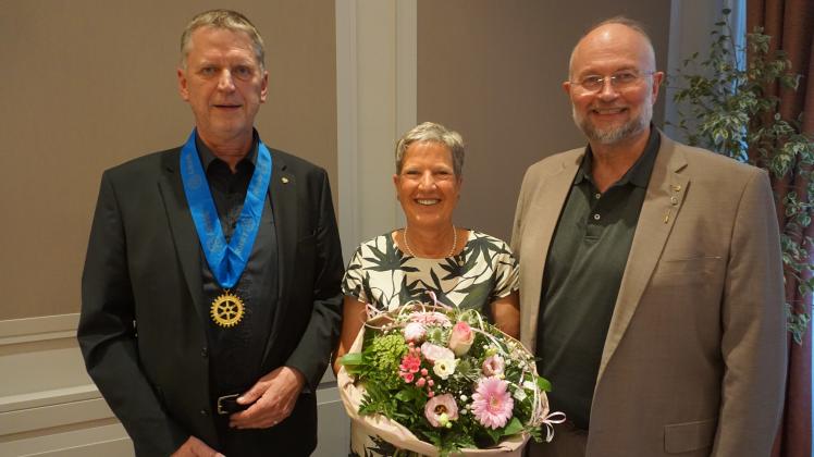 Das Präsidententrio des Rotary-Clubs Bersenbrück Altkreis: der neue Präsident Helmut Steinkamp, die künftige Präsidentin Susanne Hormes und der bisherige Präsident Bernd Laake.