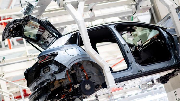 ARCHIV - Autoproduktion im VW-Werk in Emden. In der Automobilbranche berichteten «rund 90 Prozent der Unternehmen», dass sie nicht alle Materialien und Vorprodukte bekommen, heißt es vom Ifo. Foto: Hauke-Christian Dittrich/dpa