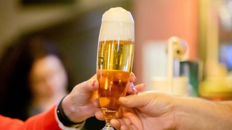 ARCHIV - Im Deutschland wurden in den ersten sechs Monaten rund 3,6 Milliarden Liter Bier verkauft. Foto: Christoph Soeder/dpa