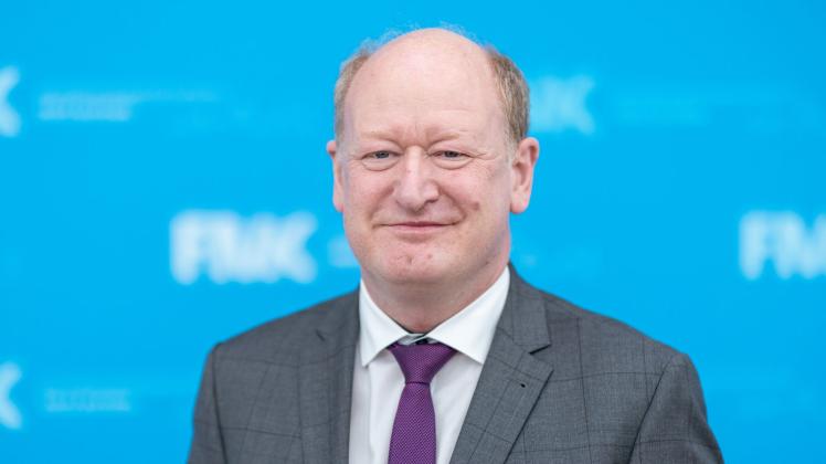 ARCHIV - Reinhold Hilbers (CDU), Finanzminister von Niedersachsen, lächelt. Foto: Daniel Karmann/dpa