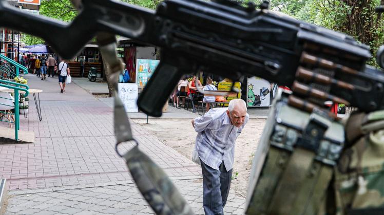 Ukraine-Konflikt, Eindrücke aus Cherson  KHERSON, UKRAINE - JULY 11, 2022: An elderly man walks in a street. The Russian