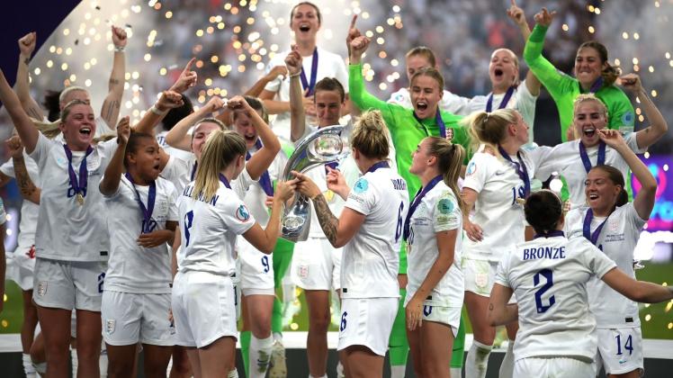 Die englischen Frauen feiern mit dem EM-Siegerpokal. Foto: Sebastian Christoph Gollnow/dpa