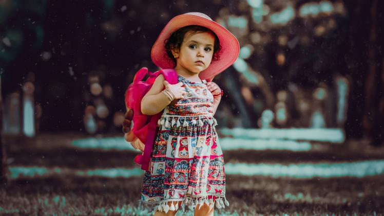 Kleid, rosa Schuhe, rosa Hut und Plüschrucksack: Typisch Mädchen?