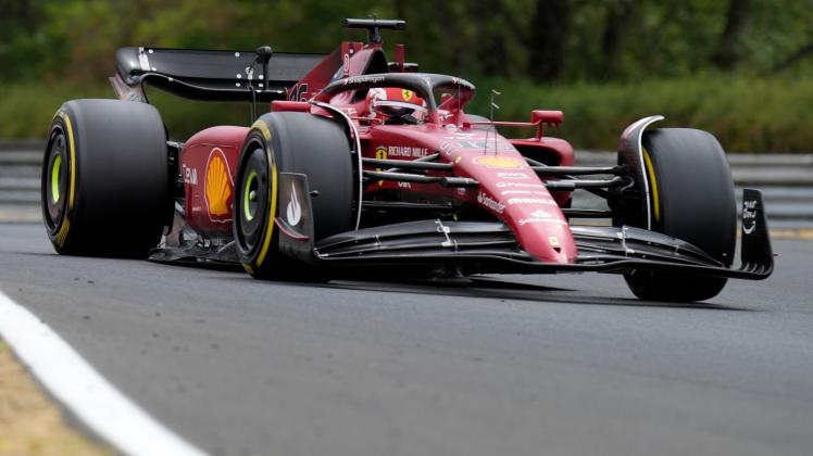 Die Rennstrategie von Ferrari verbaute Charles Leclerc den Sieg in Ungarn. Foto: Darko Bandic/AP/dpa