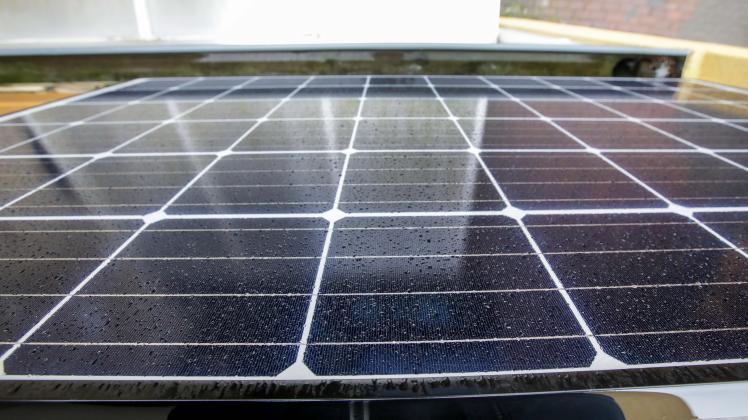 Osnabrück: Was bringt ein Balkonkraftwerk? Kleine Fotovoltaikanlagen bis 600 Watt dürfen ohne aufwendige Installation an das Stromnetz angeschlossen werden. 22.02.2022