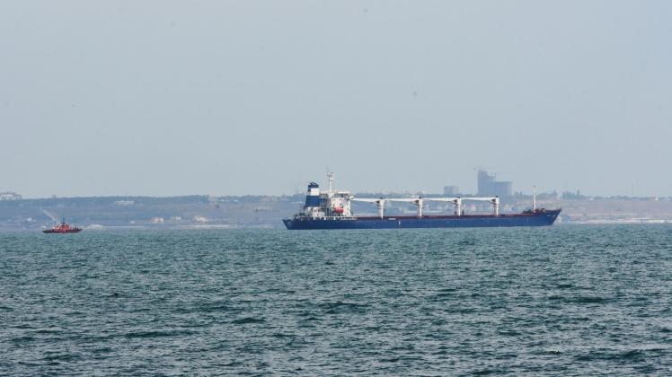 Der Massengutfrachter «Razoni» verlässt den Hafen von Odessa. Das unter der Flagge Sierra Leones fahrende Schiff befördert rund 26.000 Tonnen ukrainisches Getreide in den Libanon. Foto: Michael Shtekel/AP/dpa