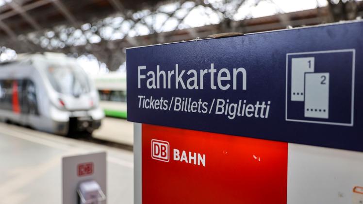 Ein Fahrkartenautomat der Deutschen Bahn steht an einem Bahnhof. Foto: Jan Woitas/dpa/Symbolbild