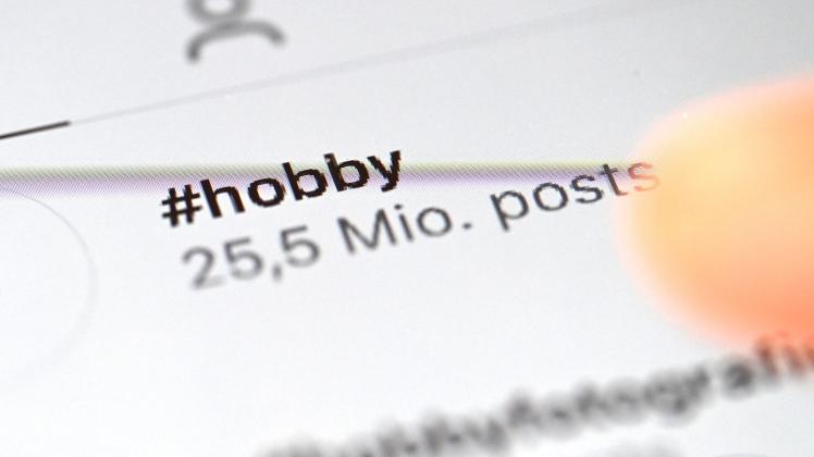 ARCHIV - Der Instagram Hashtag «hobby» ist auf einem Tablet dargestellt. Insgesamt gibt es dafür 25,5 Millionen Beiträge. Foto: Bernd Weißbrod/dpa