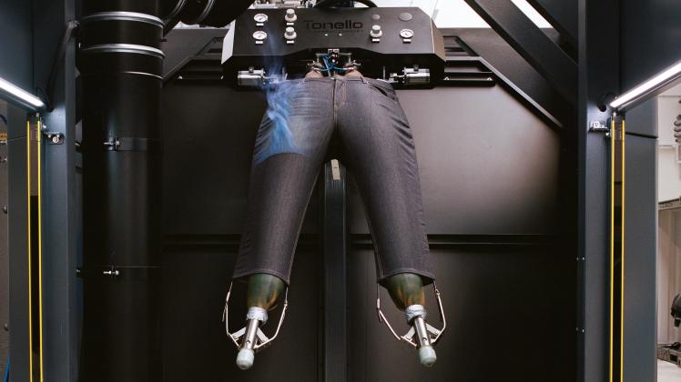 Jeans in the Making: Blick in die Produktion von 140Fahrenheit.