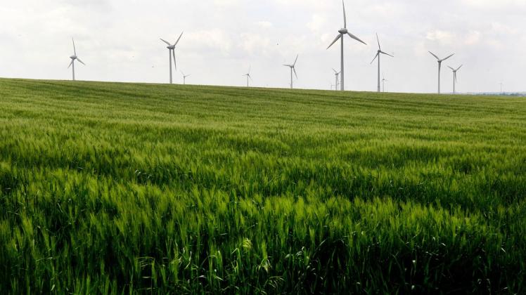 ARCHIV - Die Windkraftanlagen am Oermter Berg in NRW produzieren nachhaltigen Öko-Strom. Die EU-Kommission will mehr Geld in «grüne» Anlagen lenken. Foto: Roland Weihrauch/dpa