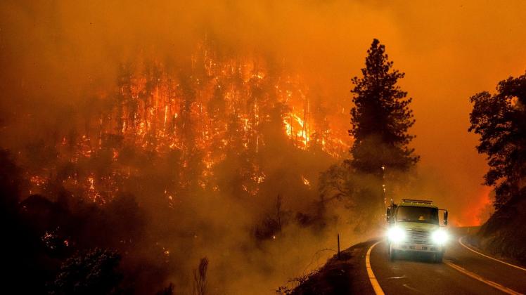 dpatopbilder - Ein Feuerwehrauto fährt auf dem California Highway 96, während das McKinney-Feuer im Klamath National Forest brennt. Foto: Noah Berger/AP/dpa