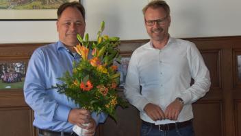 Blumen für 25 Jahre Betriebszugehörigkeit: Ulrich Rontzkowski mit Verlagshausleiter Marc Paris..