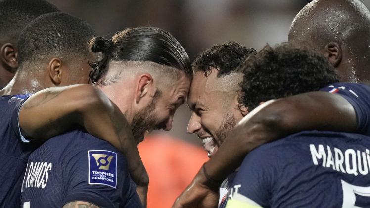Neymar (3.v.r) feiert mit seinen PSG-Teamkollegen den Sieg im französischen Supercup. Foto: Ariel Schalit/AP/dpa