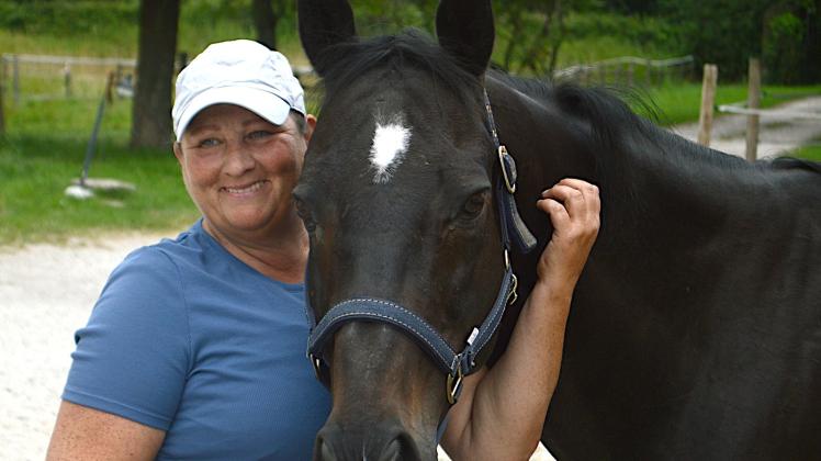ARCHIV - Trainerin Anke Dahlhaus umarmt ein Pferd. In anderen Ländern sind Umschulungsstätten für ehemalige Rennpferde gang und gebe - in Deutschland gibt es nur eine. Foto: Sabine Maurer/dpa